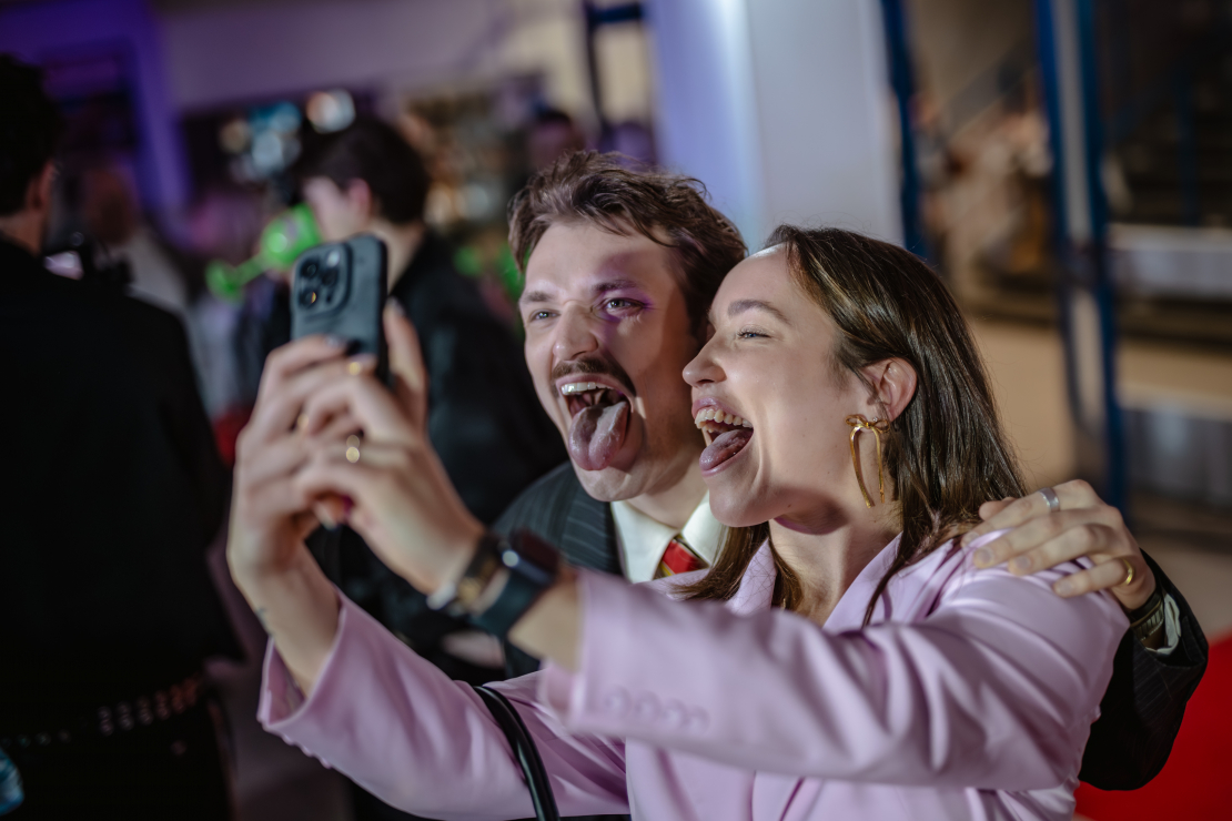 Mūziķi, slavenības un viesi pulcējas uz "Zelta mikrofons" jubilejas ceremoniju.