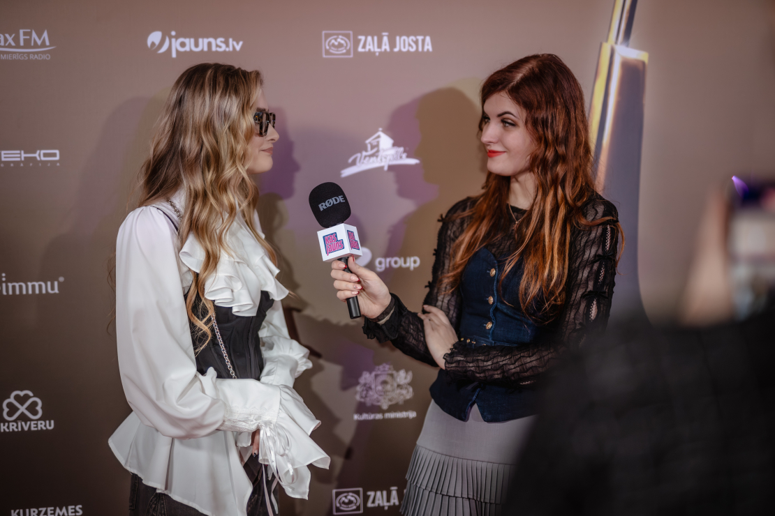 Mūziķi, slavenības un viesi pulcējas uz "Zelta mikrofons" jubilejas ceremoniju.