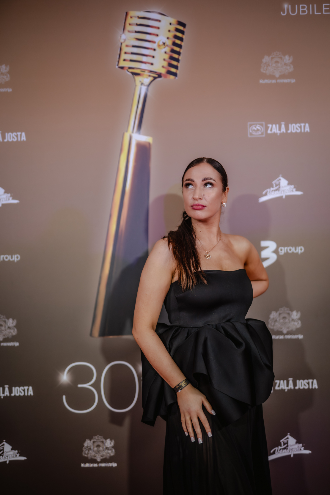 Mūziķi, slavenības un viesi pulcējas uz "Zelta mikrofons" jubilejas ceremoniju.