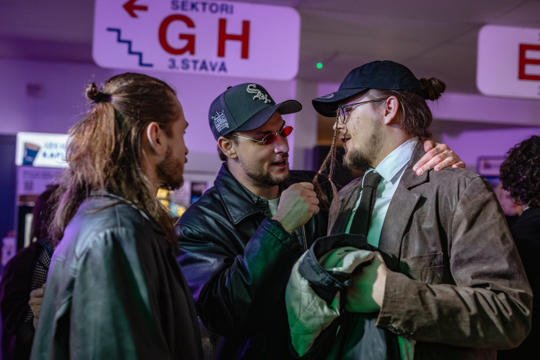 Mūziķi, slavenības un viesi pulcējas uz "Zelta mikrofons" jubilejas ceremoniju.