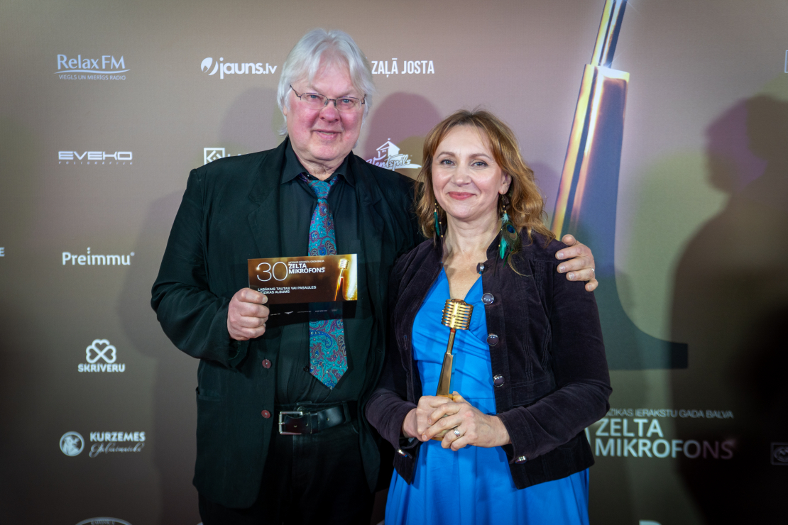 Mūziķi, slavenības un viesi pulcējas uz "Zelta mikrofons" jubilejas ceremoniju.