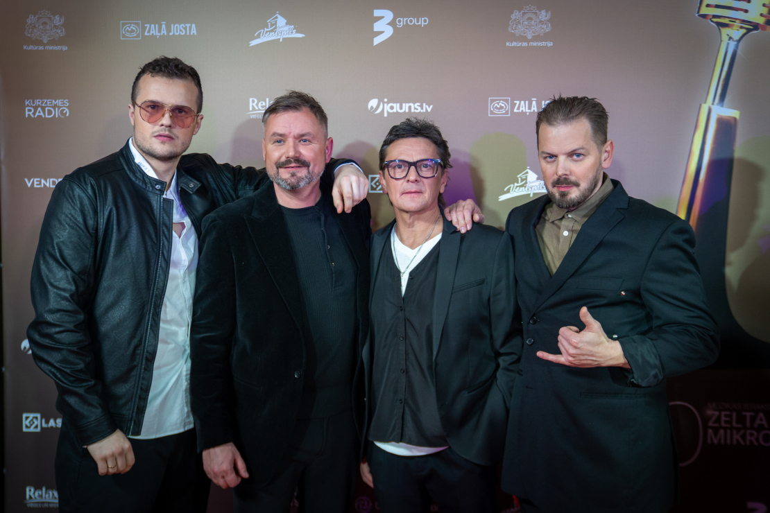 Mūziķi, slavenības un viesi pulcējas uz "Zelta mikrofons" jubilejas ceremoniju.