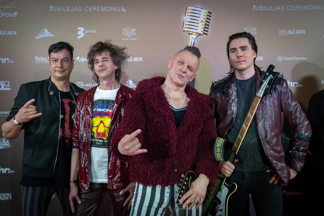 Mūziķi, slavenības un viesi pulcējas uz "Zelta mikrofons" jubilejas ceremoniju.