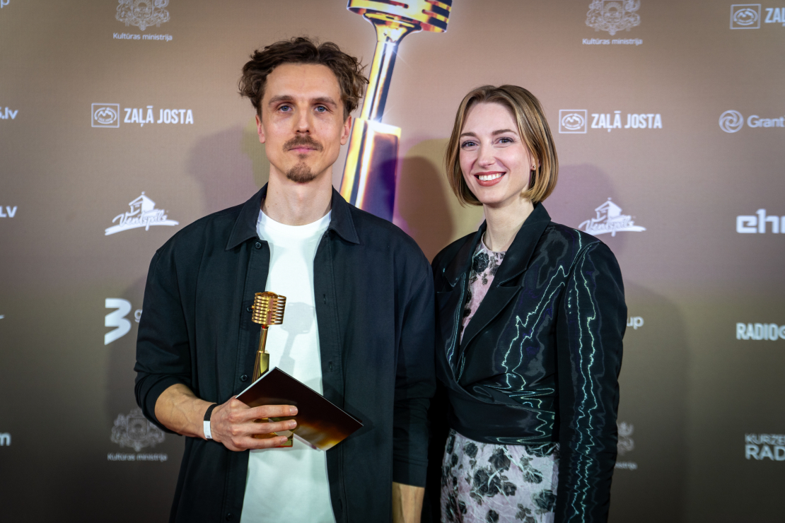 Mūziķi, slavenības un viesi pulcējas uz "Zelta mikrofons" jubilejas ceremoniju.