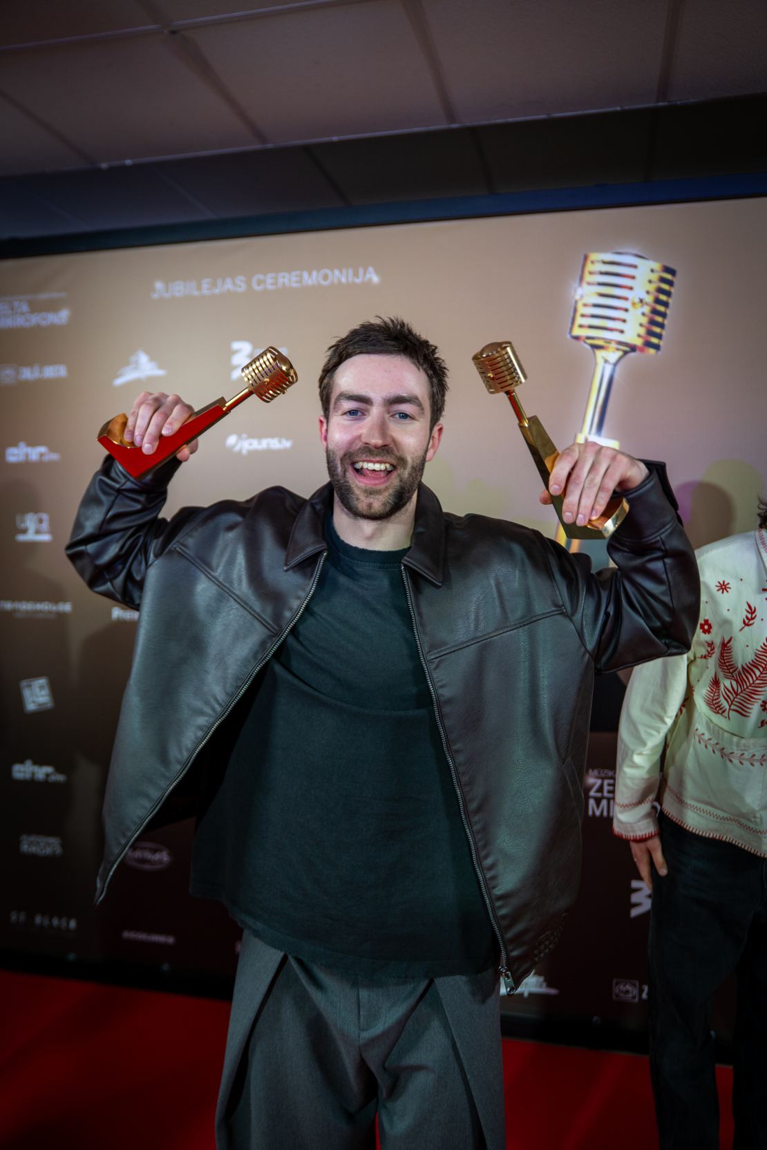 Mūziķi, slavenības un viesi pulcējas uz "Zelta mikrofons" jubilejas ceremoniju.