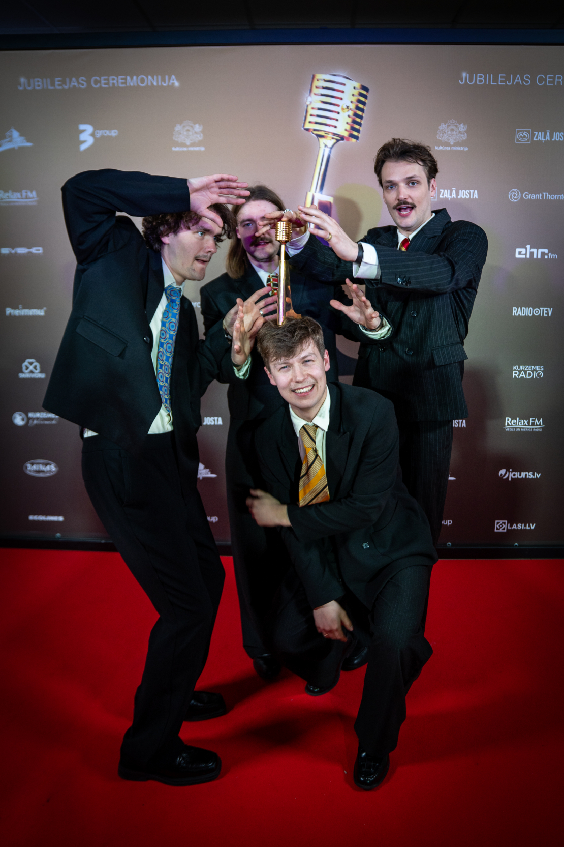 Mūziķi, slavenības un viesi pulcējas uz "Zelta mikrofons" jubilejas ceremoniju.