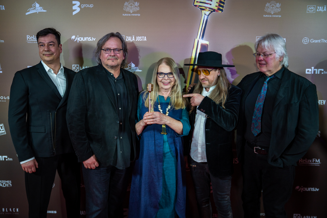 Mūziķi, slavenības un viesi pulcējas uz "Zelta mikrofons" jubilejas ceremoniju.