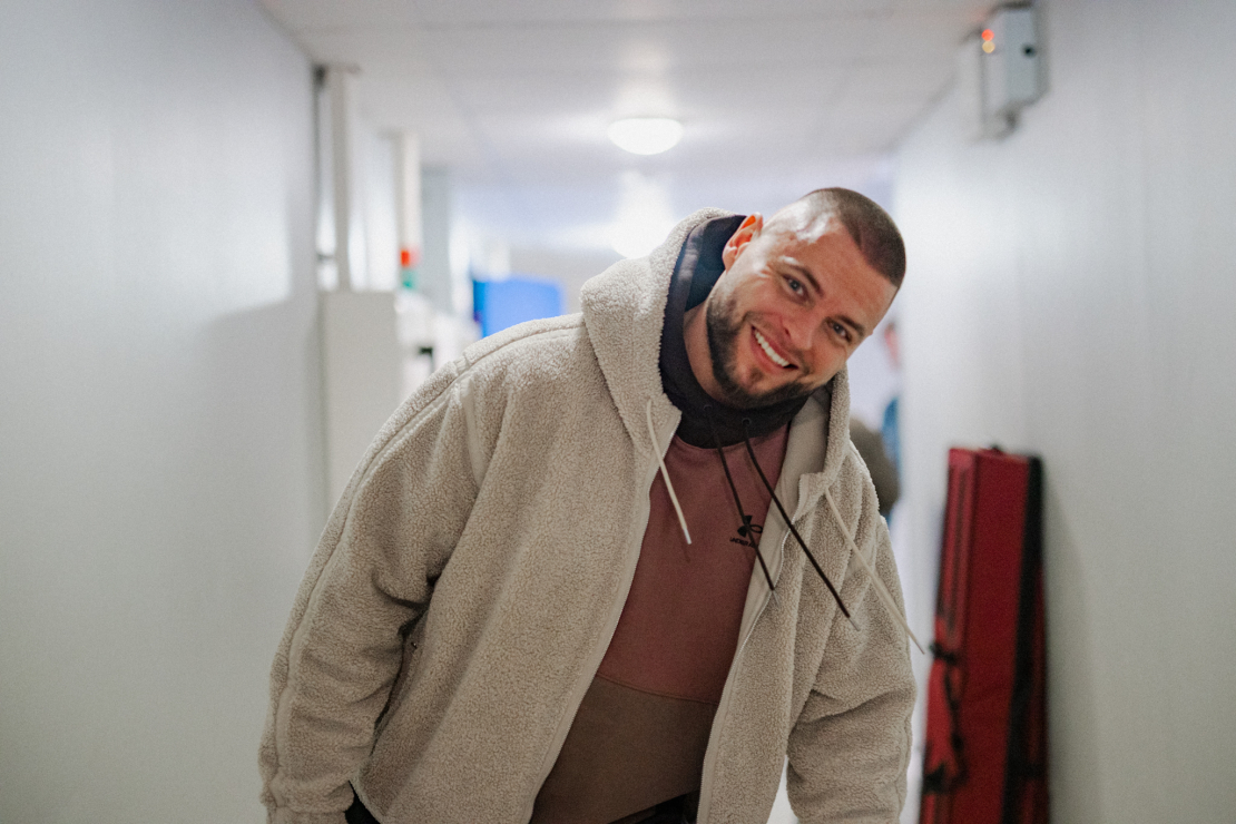 Mūziķi, slavenības un viesi pulcējas uz "Zelta mikrofons" jubilejas ceremoniju.