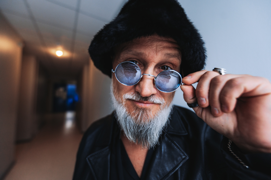 Mūziķi, slavenības un viesi pulcējas uz "Zelta mikrofons" jubilejas ceremoniju.