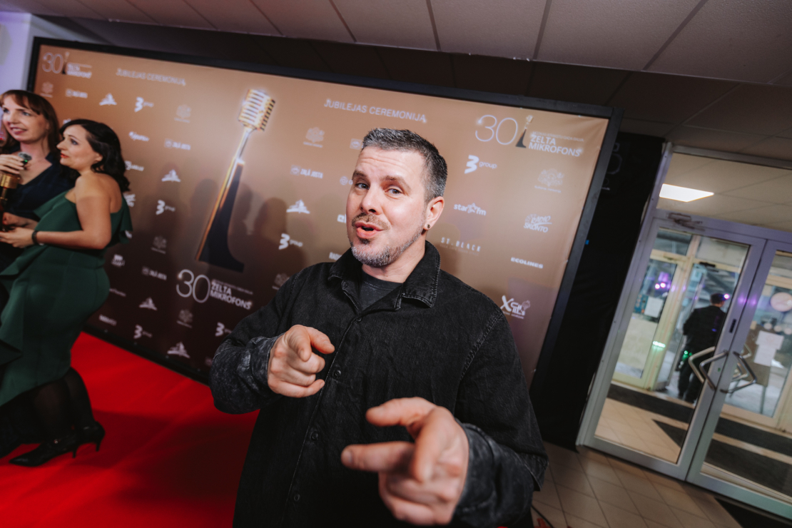 Mūziķi, slavenības un viesi pulcējas uz "Zelta mikrofons" jubilejas ceremoniju.