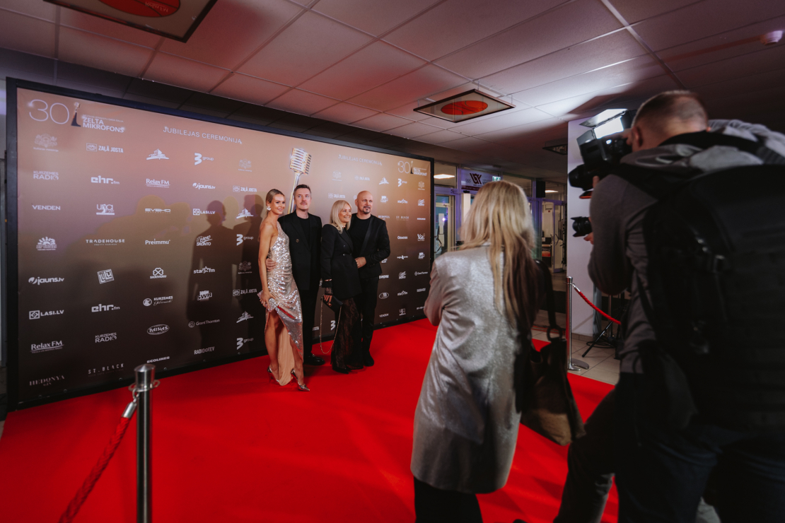 Mūziķi, slavenības un viesi pulcējas uz "Zelta mikrofons" jubilejas ceremoniju.