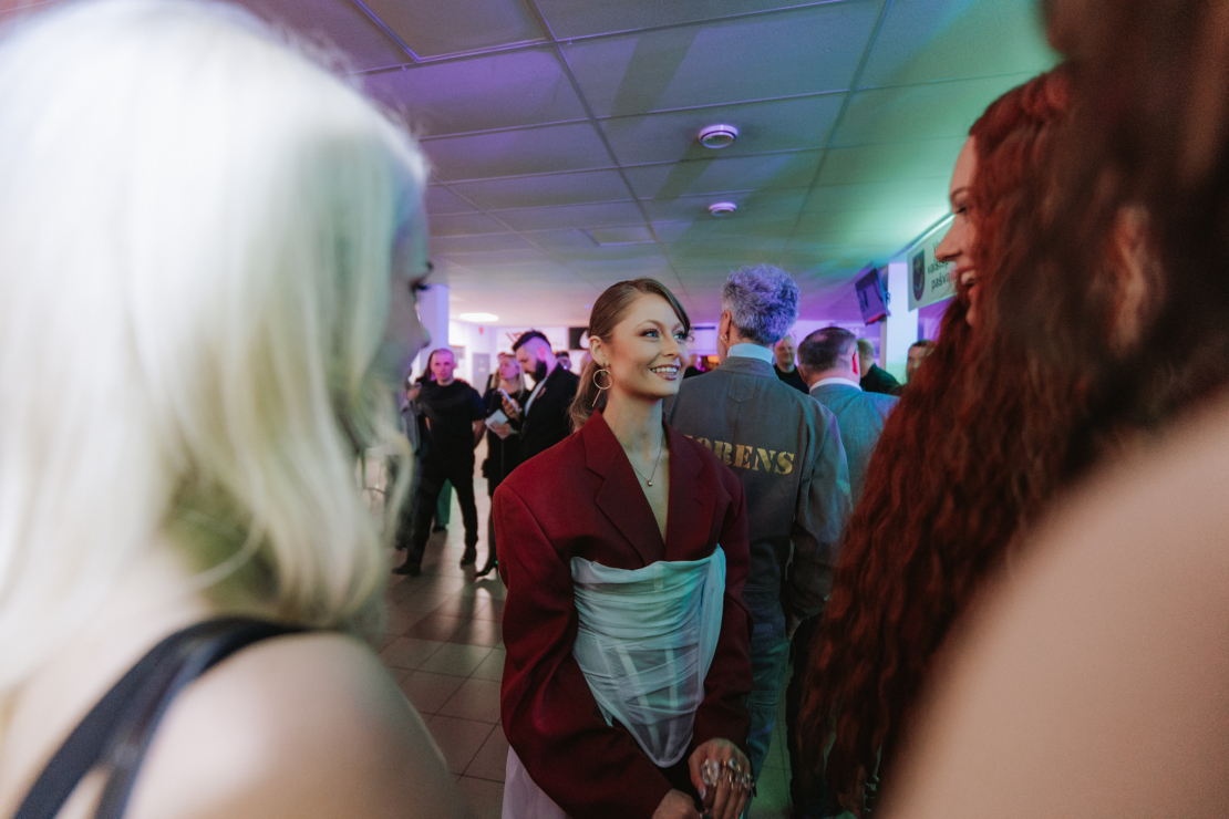 Mūziķi, slavenības un viesi pulcējas uz "Zelta mikrofons" jubilejas ceremoniju.