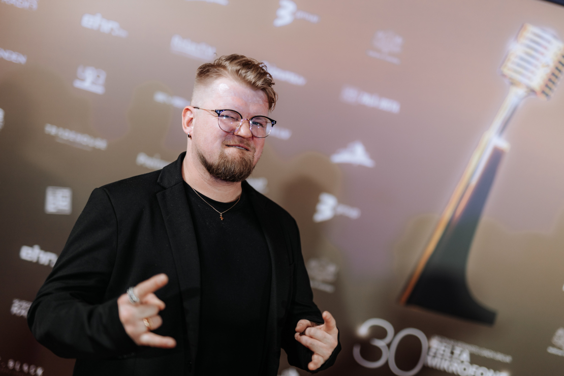 Mūziķi, slavenības un viesi pulcējas uz "Zelta mikrofons" jubilejas ceremoniju.