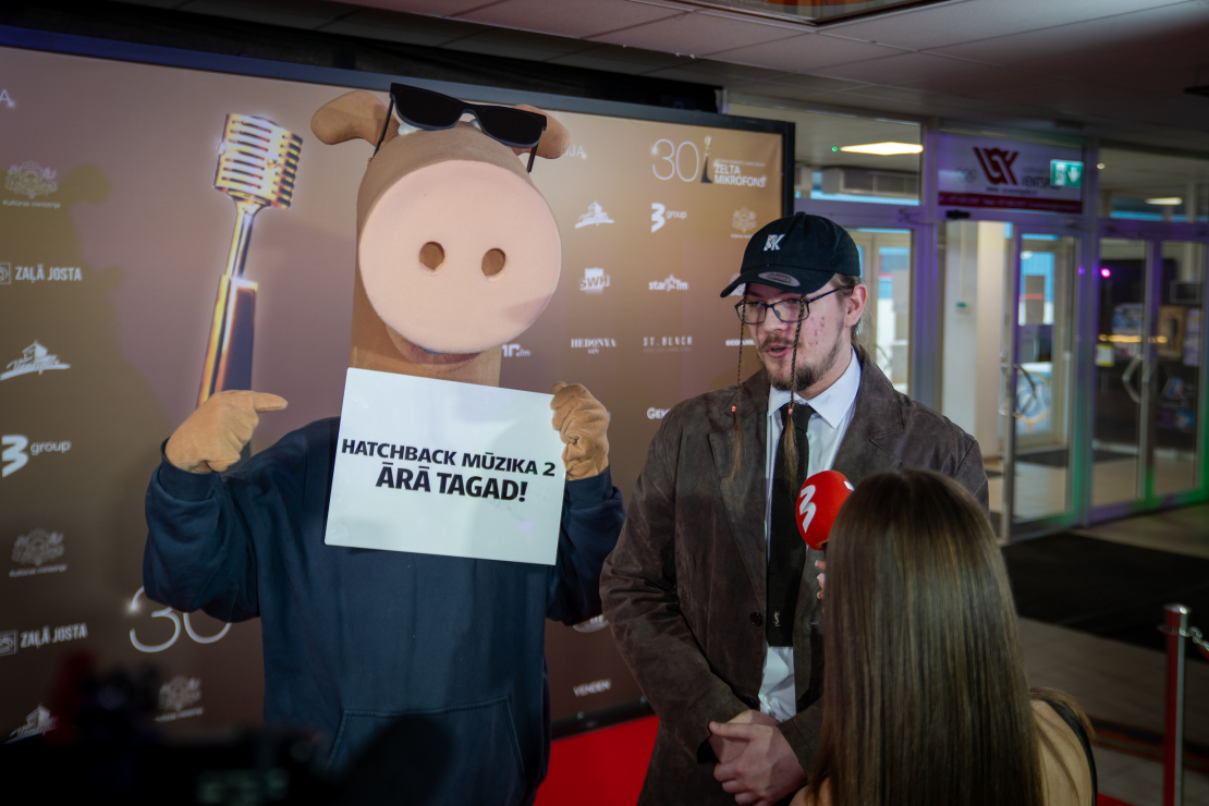 Mūziķi, slavenības un viesi pulcējas uz "Zelta mikrofons" jubilejas ceremoniju.