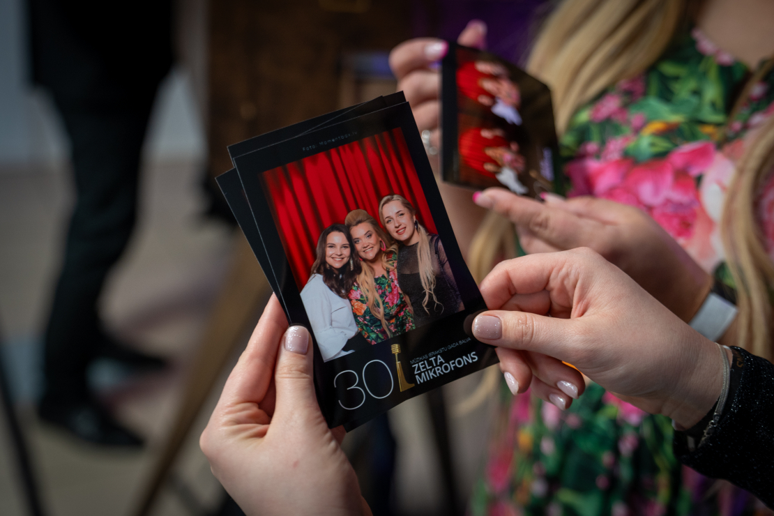 Mūziķi, slavenības un viesi pulcējas uz "Zelta mikrofons" jubilejas ceremoniju.