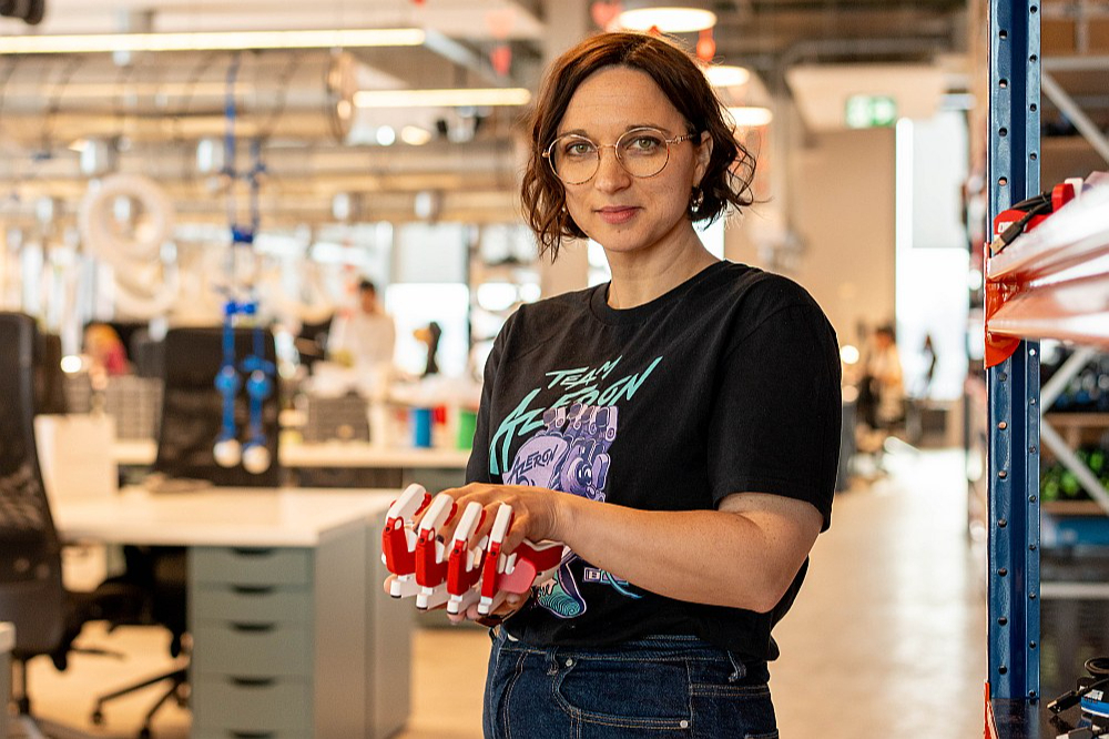 "Turpinām strādāt pie jauniem, inovatīviem produktiem – idejas nepārtraukti virmo gaisā. Pavasarī brauksim uz Ameriku, lai Bostonā piedalītos "PAX East" izstādē ar savu stendu un satiktos ar spēļu nozares kopienas dalībniekiem," stāsta "Azeron" projektu vadītāja Liene Kataševska.