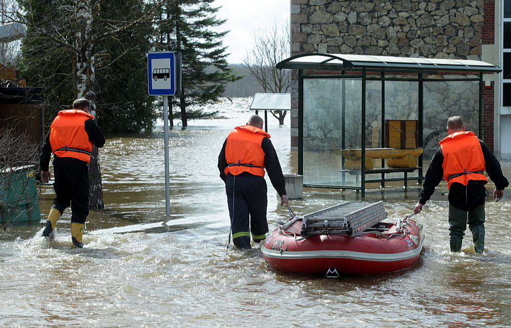 Pēdējos lielos palus un ar tiem saistītos plūdus Latvija ir piedzīvojusi 2013. gadā. Attēlā: glābēji Pļaviņās 2013. gada 19. aprīlī.