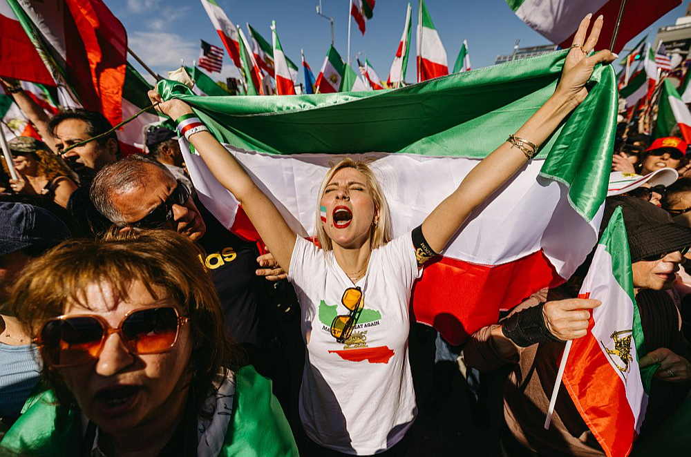 Irāņu diaspora Losandželosā svin ajatollas Alī Hāmeneī nāvi. Irānas valsts mediji oficiāli apstiprinājuši, ka augstākais līderis Hāmeneī sestdien gāja bojā ASV un Izraēlas triecienos Teherānai.