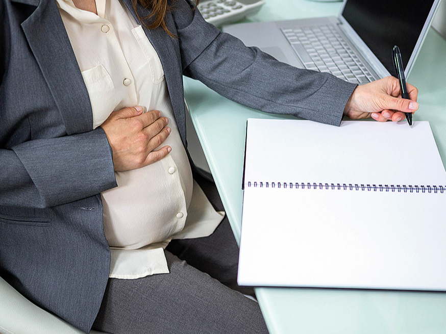 Darba devējam jānodrošina veselības apdrošināšanas polise arī darbiniecei bērna kopšanas atvaļinājumā.