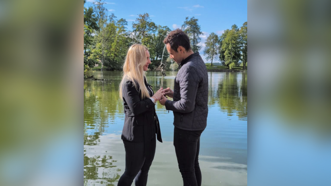 Vineta Pētersone tiek bildināta.