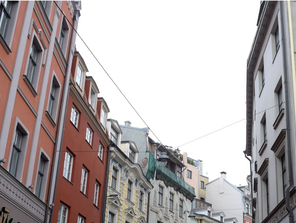 Latvijā ir vairāki simti ēku, kas vienlaikus pieder pat pāri par desmit īpašniekiem. Jaunie Civilprocesa likuma grozījumi varētu padarīt vieglāku šādu ēku sadalīšanu dzīvokļu īpašumos.