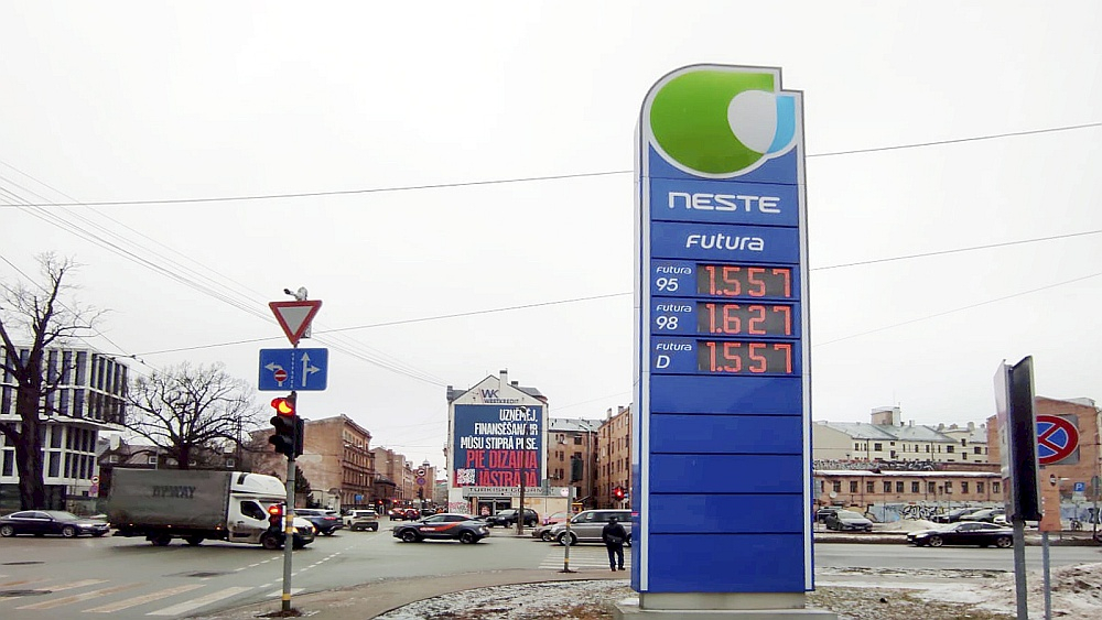 Kamēr valda liela nenoteiktība, degvielas tirgus dalībnieki arī Latvijā saglabā piesardzību. Jau pirmdien, 2. martā, salīdzinot ar piektdienu, 27. februāri, degvielas cena pakāpās "Neste" un "Circle K" degvielas uzpildes stacijās (DUS), kamēr citos degvielas mazumtirdzniecības tīklos ("Virši", "Viada" un "Kool") cena vēl turējās uz vietas.