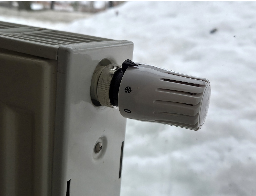 Šī termogalva jāregulē ar roku. Taču, lai to lietotu korekti, apkures sistēmai jābūt ierīkotai atbilstoši.