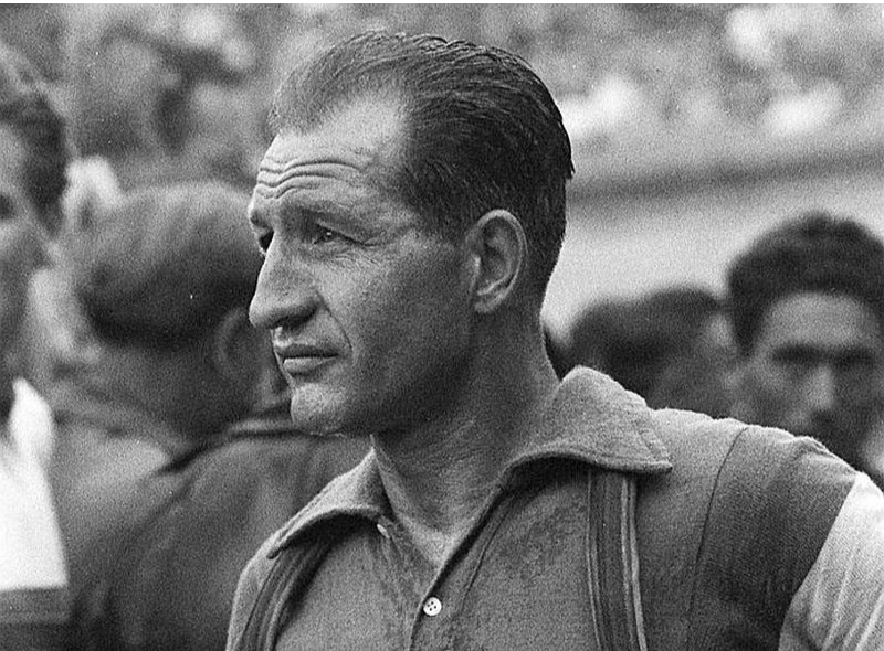 Riteņbraucējs ar boksera seju – sportista karjeru Džino Bartali noslēdza 40 gadu vecumā, bet mūžībā viņš devās 2000. gadā pēc sirdslēkmes.