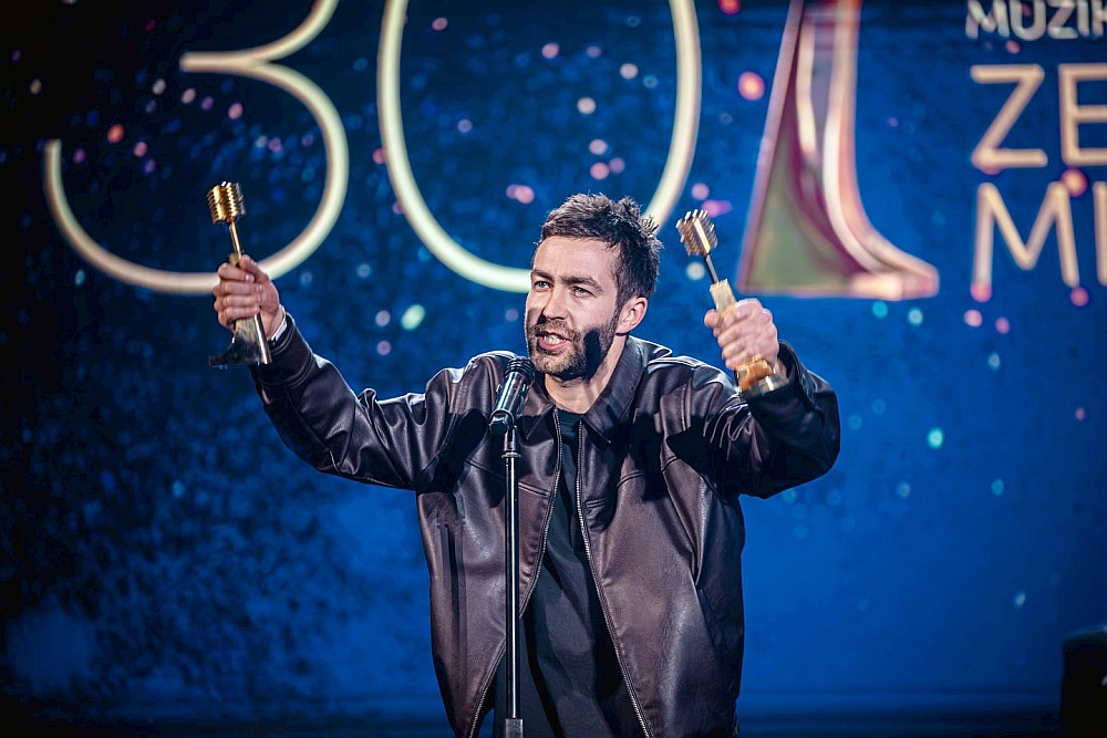 Fiņķis saņēma "Zelta mikrofonu" par labāko dziesmu un radio hitu.