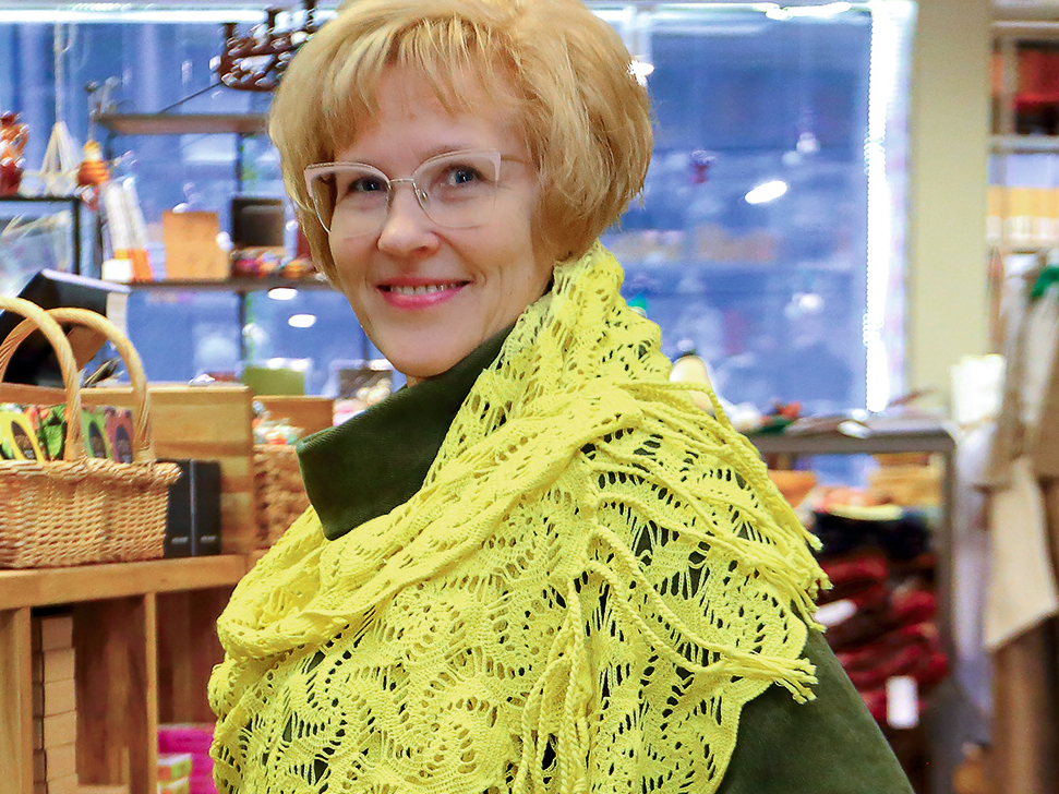 Šalle dzirnaviņu rakstā. Demonstrē Zinaida Arklone.