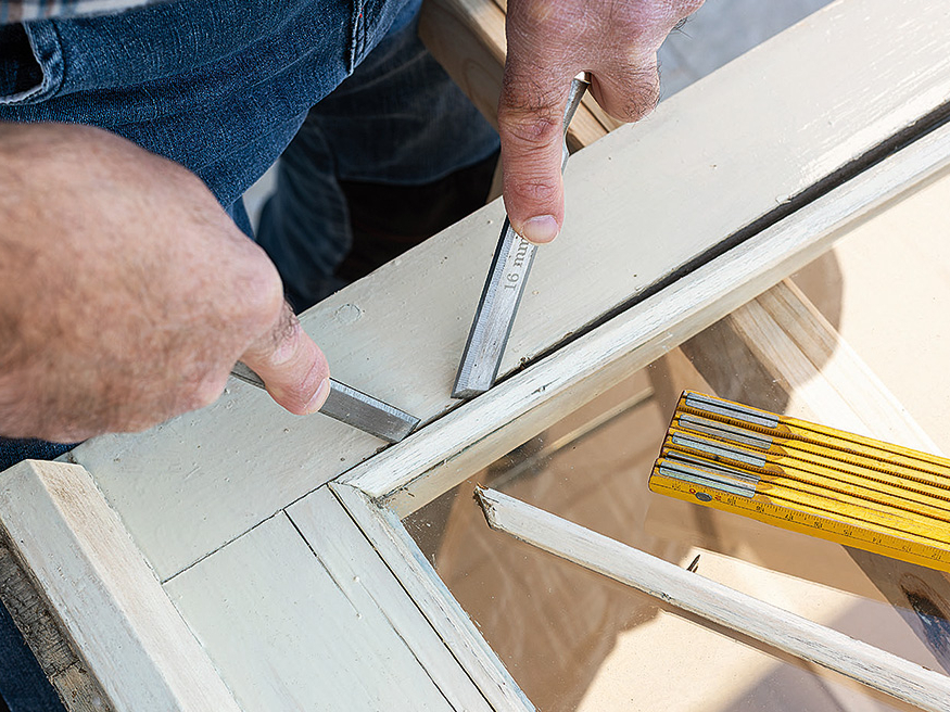 Ar koka līstītēm nostiprināts stikls.