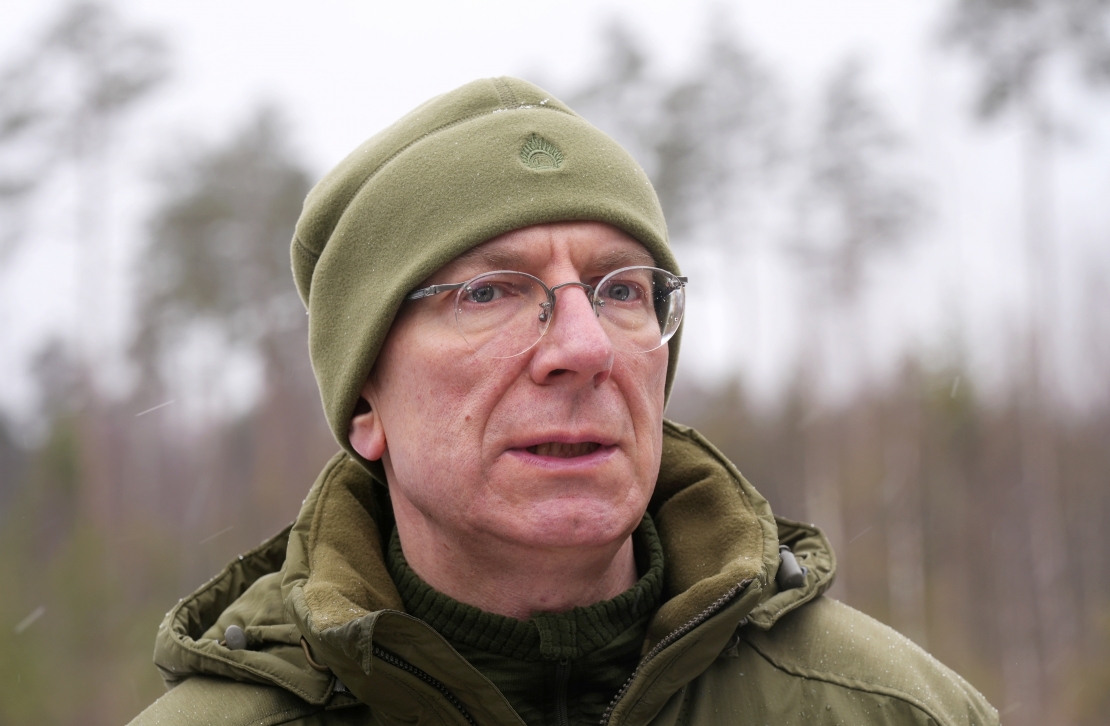 Valsts prezidents Edgars Rinkēvičs vizītes laikā Latvijas-Krievijas robežas posmā Liepnas niedrājos.