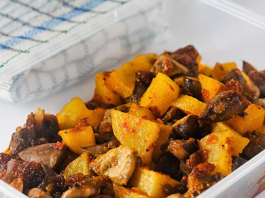 Vistu aknas ar kartupeļiem.