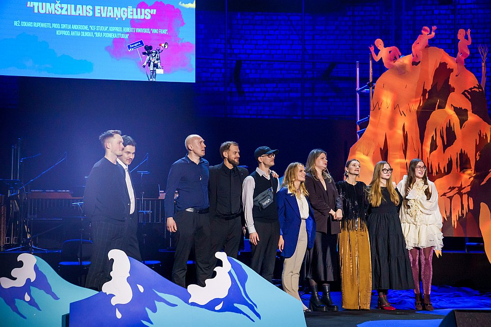 "Lielā Kristapa" balvu pasniegšanas ceremonijā kā Labākā filma šogad triumfēja Oskara Rupenheita "Tumšzilais evaņģēlijs" – stāsts par sistēmu, kurā kompromisi ar indivīda sirdsapziņu nav iespējami. Oskars Rupenheits ieguva Labākā spēlfilmas režisora titulu, bet filmas galvenā varoņa – ideālista Romāna Skultes – atveidotājs Raitis Stūrmanis tika atzīts par Labāko aktieri galvenajā lomā.