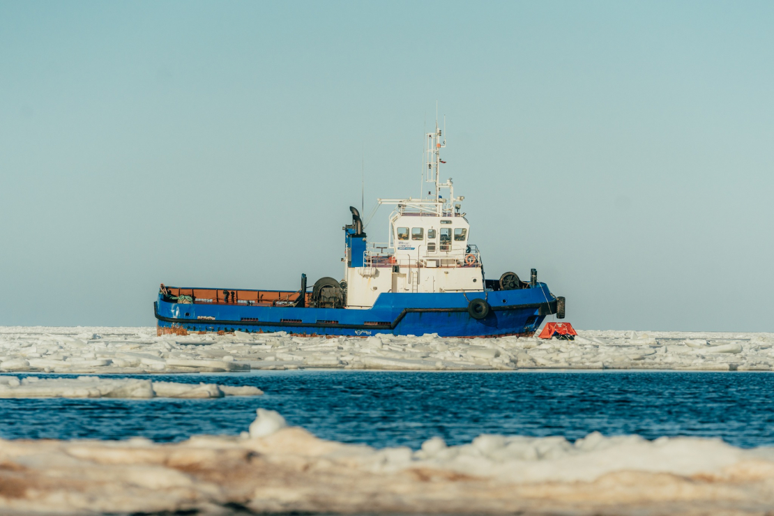Uz sēkļa uzstumtais loču kuģis.