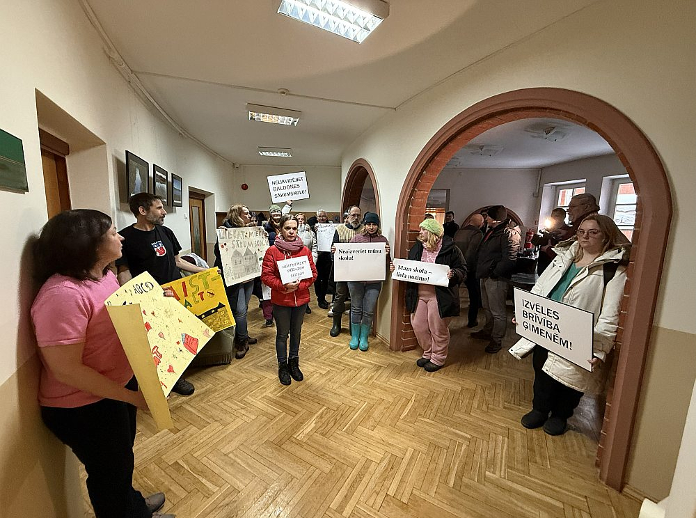 Baldones vecāki domes sēdē protestēja pret Ķekavas novada deputātu lēmumu Baldones sākumskolu pievienot vidusskolai.