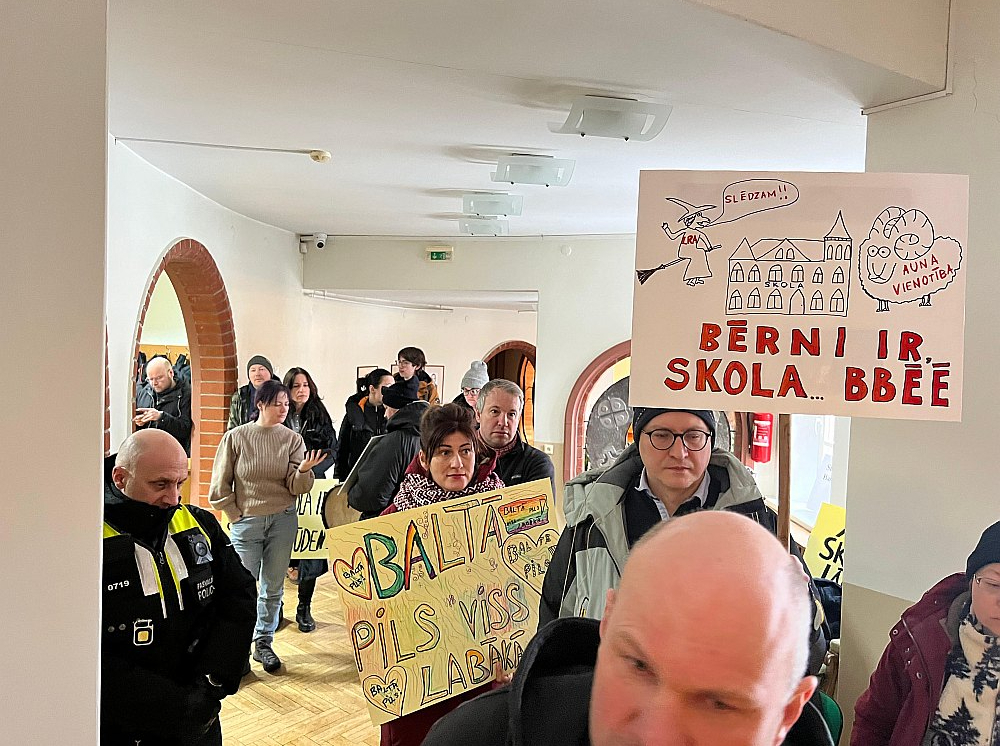 Baldones vecāki domes sēdē protestēja pret Ķekavas novada deputātu lēmumu Baldones sākumskolu pievienot vidusskolai.
