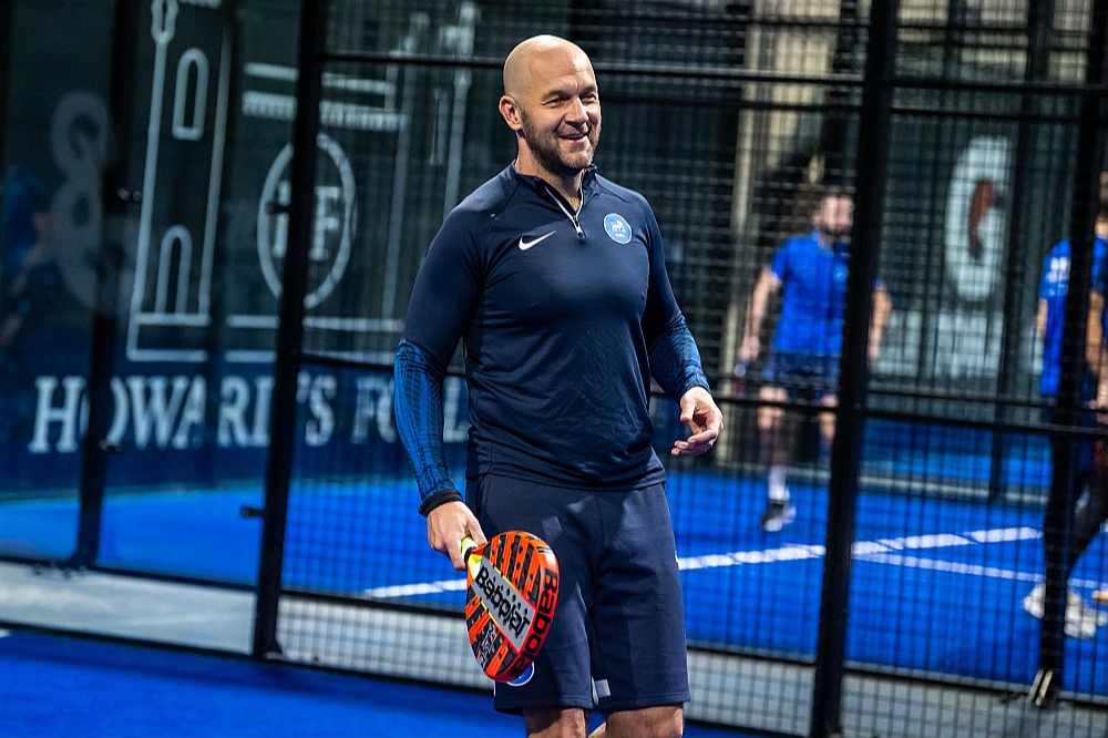 Viktors Morozs starpsezonā ar komandu uzspēlēja padel tenisu.
