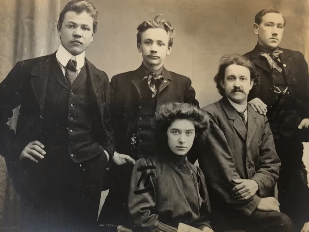 Londonas policijas arhīva foto parāda kaujinieku grupas vadītāju Jāni Luteru “Bobi” (no kreisās), kaujinieku Kristapu
Salniņu “Grišku”, kurš Helsinku uzbrukumā nepiedalījās, un
Jēkabu Dubelšteinu “Jēpi”. Vīrietis, kurš sēž, nav zināms.
Meitene ir revolucionāre, vēlāk gleznotāja Otīlija Leščinska (1884–1923).