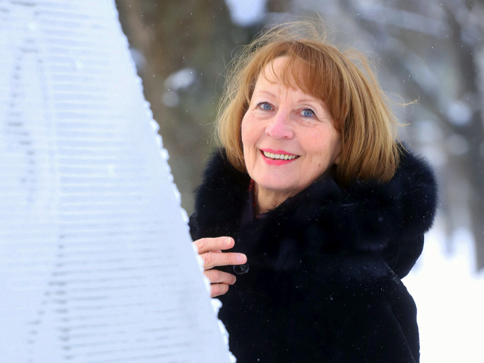 Latviešu teātra un kino aktrise, sertificēta astroloģe Akvelīna Līvmane.