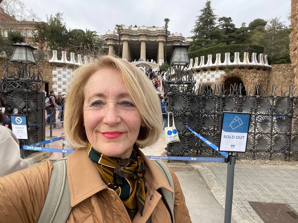 Raksta autore Ilze Pētersone pie Guela parka ieejas, kur uzraksts vēsta, ka visas biļetes pārdotas.