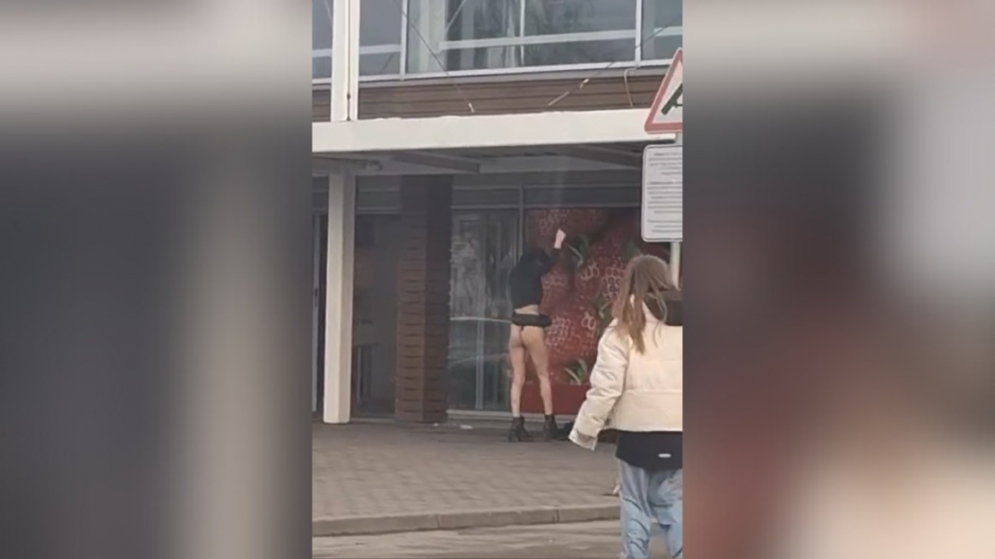 Ekrānuzņēmums no video, kur sieviete atkailinās pie veikala "Rimi" Bauskā.