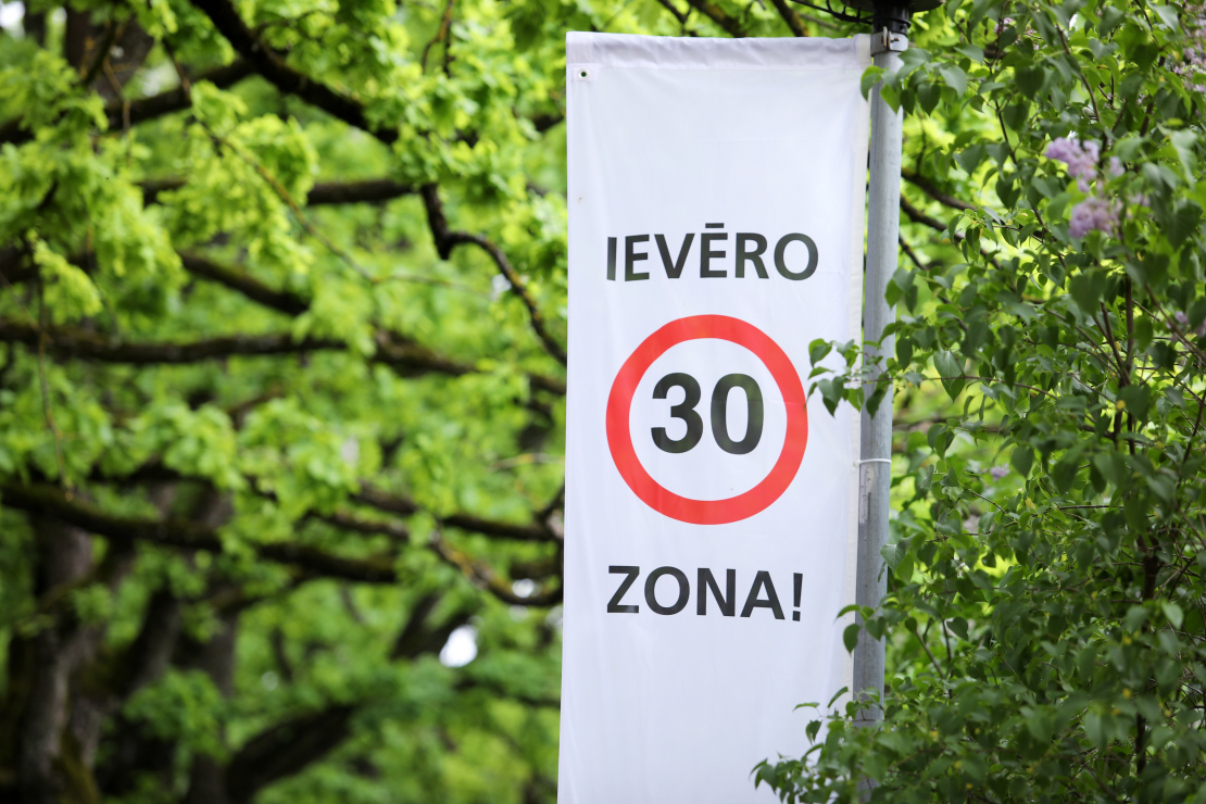 Ātruma ierobežojuma 30 kilometri stundā zīme.