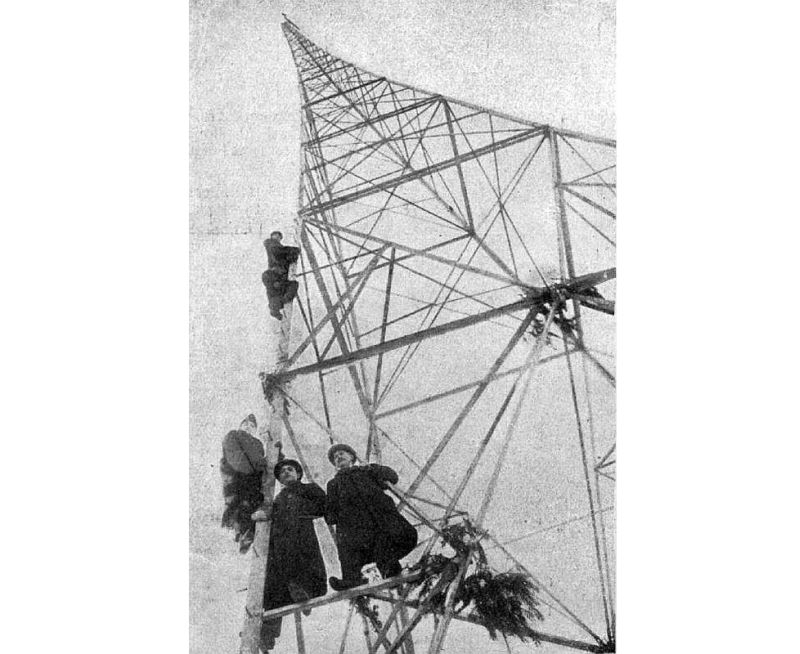 Pieņemšanas komisija pie jaunā radiosakaru masta.