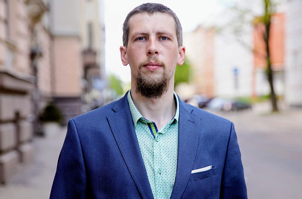 Ingus Štulbergs, AS "Latvenergo" Vairumtirdzniecības darījumu vadītājs: "Ziemas aukstumā bija zema vēja enerģijas izstrāde, un arī ūdens pietece HES bija krietni vien zem vidējā. Līdz ar to tika darbināts viss, kas pieejams, – termoelektrocentrāles strādāja divus mēnešus gandrīz vai pilnā režīmā."