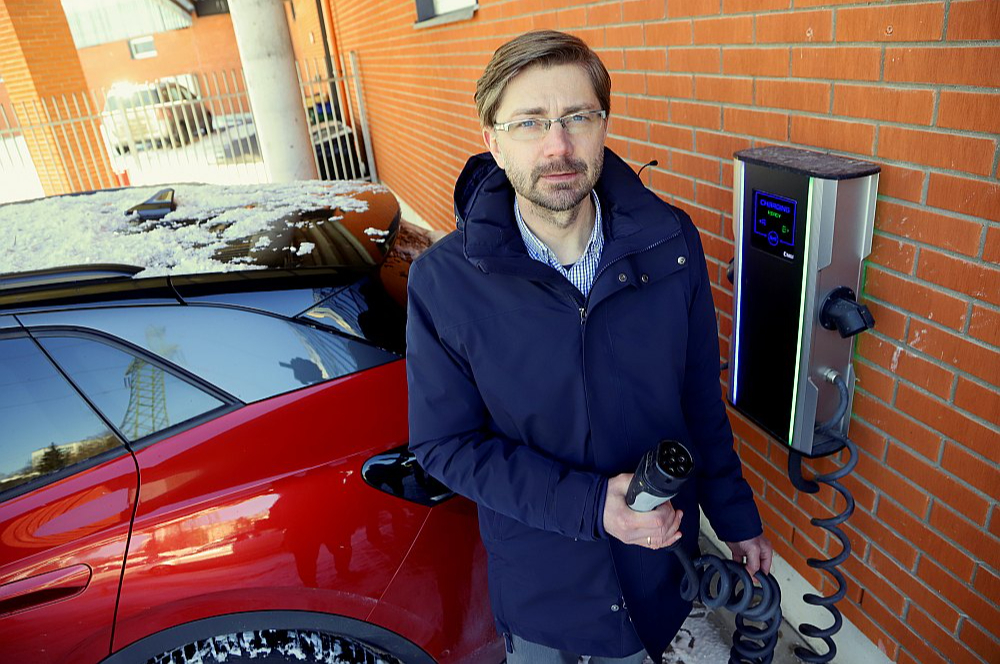 Saskaņā ar Ceļu satiksmes un drošības direkcijas datiem šā gada sākumā Latvijā bija reģistrēti vairāk par 14 300 elektriskajiem transporta līdzekļiem, informē direkcijas pārstāvis Mārtiņš Mālmeisters.