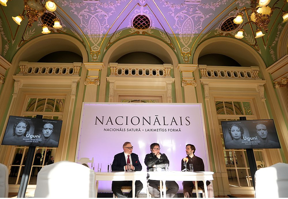 Nacionālā teātra direktors Māris Vītols (no kreisās), Teātra dienas koncerta "Ar mani atkal runā... Ilze" režisors Mārtiņš Egliens un izrādes "Ugunī" vizuālais dramaturgs Reinis Dzudzilo.