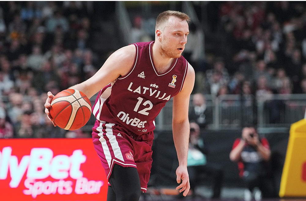 Artūrs Strautiņš pret Poliju aizvadīja savas labākās spēles izlasē, gūstot 27 un 20 punktus. Pirmajā mačā viņš 3,7 sekundes pirms beigām izvirzīja Latviju vadībā, taču uzvaru izrāva pretinieki.