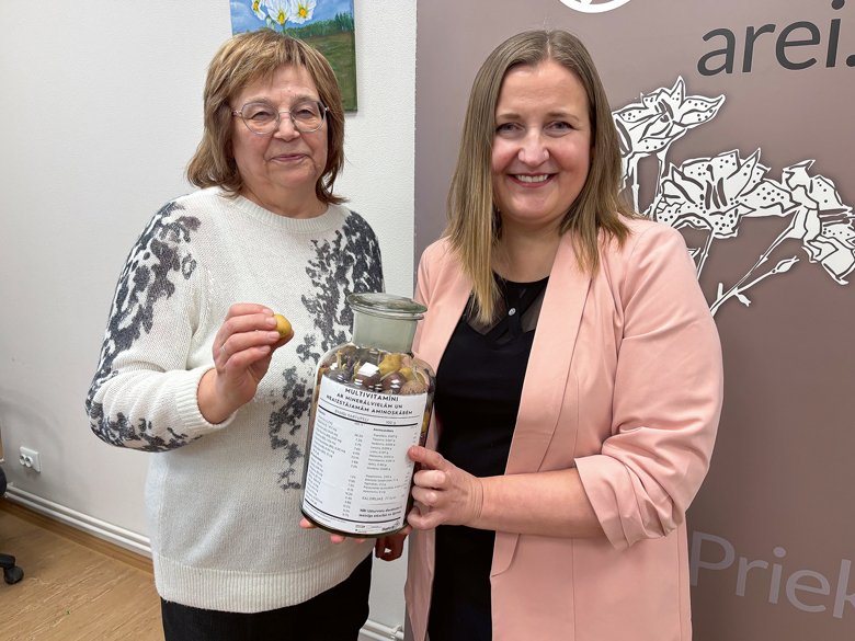 Kartupeļu selekcionāres Ilze Skrabule (no kreisās) un Ilze Dimante demonstrē siltumnīcā audzētos sīkbumbuļus, kurus stādīs laukā. Svarīga priekšrocība Latvijā izveidotajām šķirnēm ir tas, ka izlase veikta tieši šeit, līdz ar to šķirnes genotips ir labāk piemērots vietējiem audzēšanas apstākļiem nekā citur selekcionēta šķirne.
