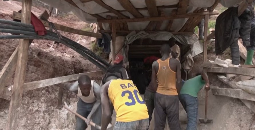 Raktuvju darbinieki.